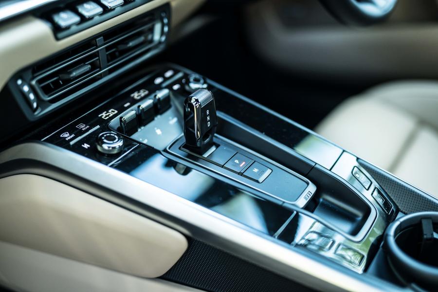 Детали интерьера Porsche 911 Carrera 4S (992) 2019 года  (JP) (фото 6 из 24)